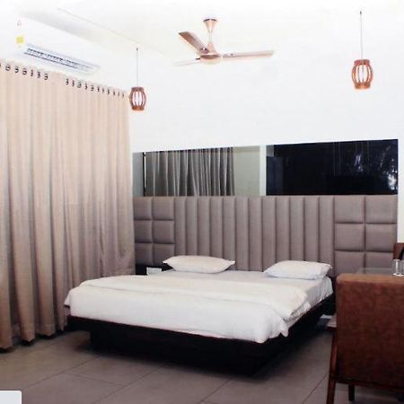 Hotel Central Park Ulhasnagar Екстер'єр фото